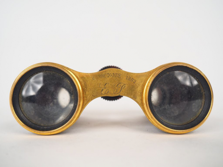 Paire de jumelles de théâtre en écaille de tortue et nacre, à décor d'