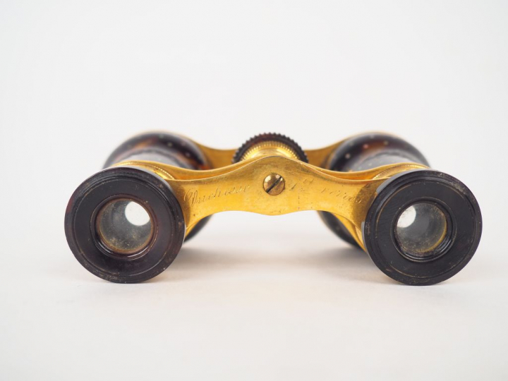 Paire de jumelles de théâtre en écaille de tortue et nacre, à décor d'