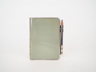 Vente aux enchères Ravissant carnet Art Déco en émail céladon et métal contenant l'agenda
