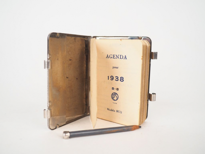 Ravissant carnet Art Déco en émail céladon et métal contenant l'agenda