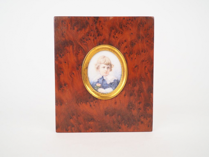 	Miniature XIXème « portrait d’enfant en médaillon ». Dim. 4.5 x 3.5 c