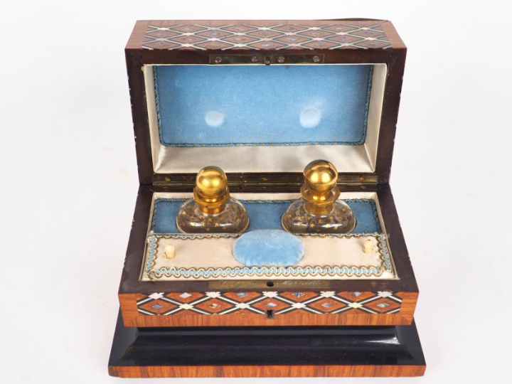 Boite de toilette musicale en marqueterie de bois précieux et de nacre