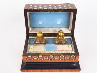 Vente aux enchères Boite de toilette musicale en marqueterie de bois précieux et de nacre