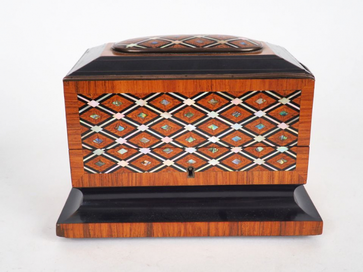 Boite de toilette musicale en marqueterie de bois précieux et de nacre
