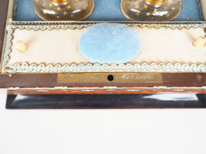 Boite de toilette musicale en marqueterie de bois précieux et de nacre