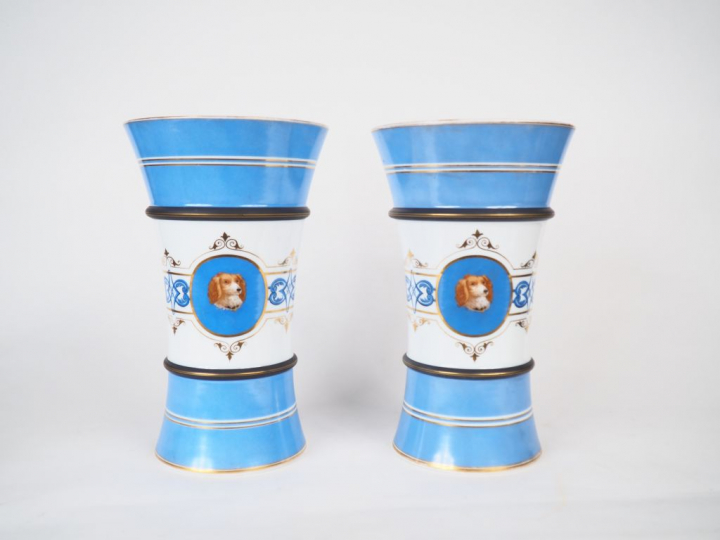 Paire de vases Napoléon III en opaline à décor dans des réserves de po