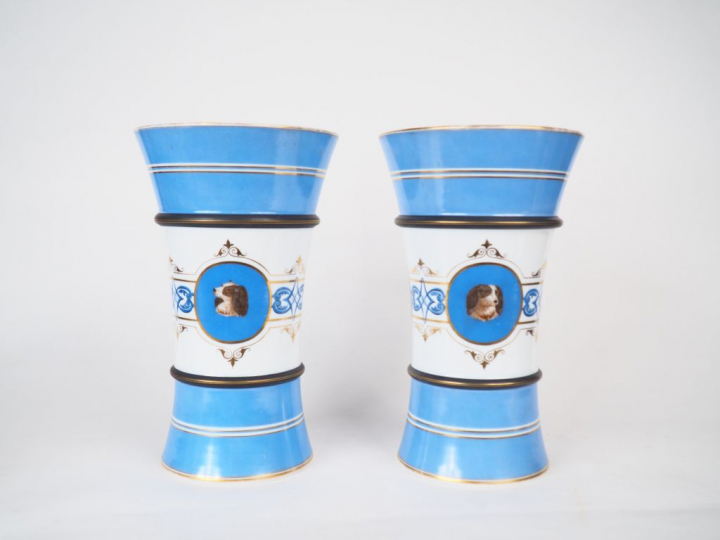 Paire de vases Napoléon III en opaline à décor dans des réserves de po