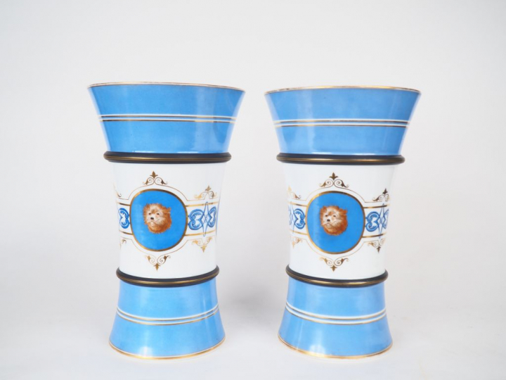 Paire de vases Napoléon III en opaline à décor dans des réserves de po