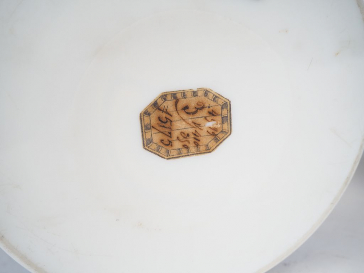 Paire de vases Napoléon III en opaline à décor dans des réserves de po