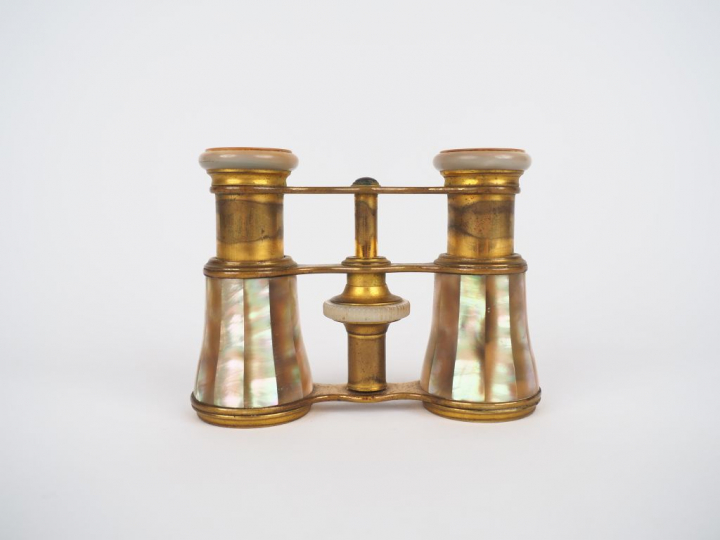 	Paire de jumelles de théâtre en nacre, signées Lemaire à Paris.