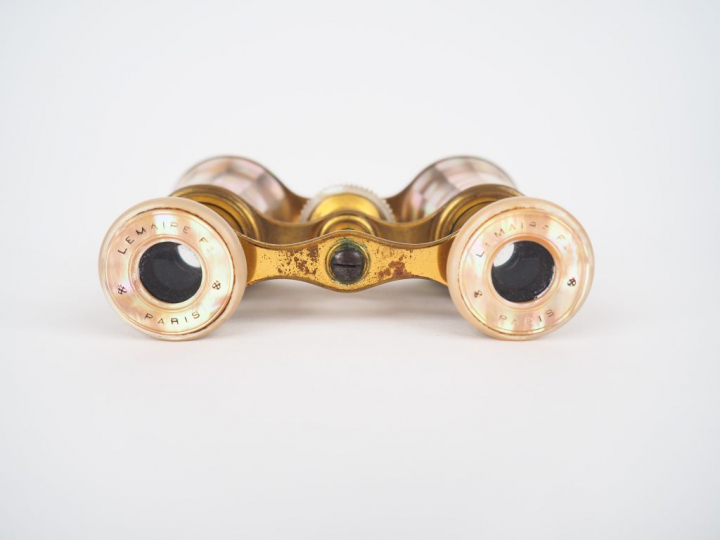 	Paire de jumelles de théâtre en nacre, signées Lemaire à Paris.