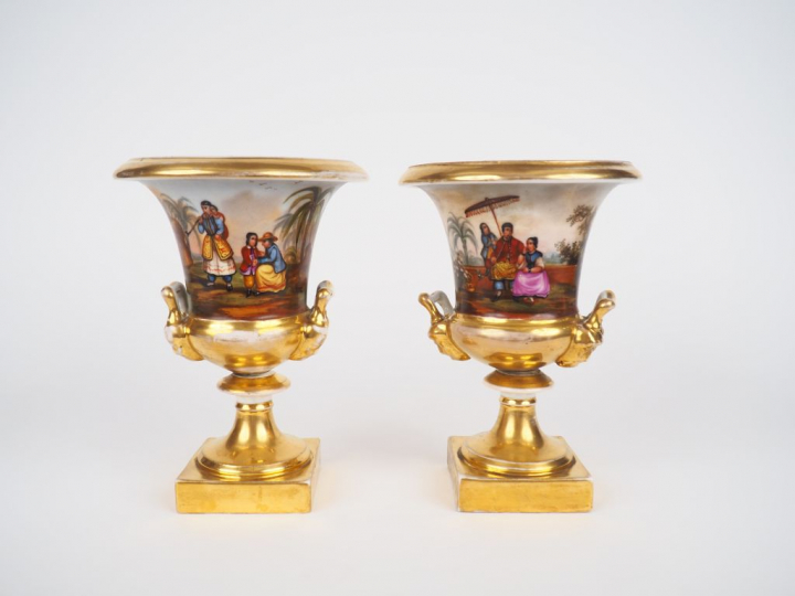 	Paire de vases Médicis Restauration en porcelaine de Paris, à décor d