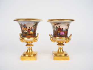 Vente aux enchères 	Paire de vases Médicis Restauration en porcelaine de Paris, à décor d