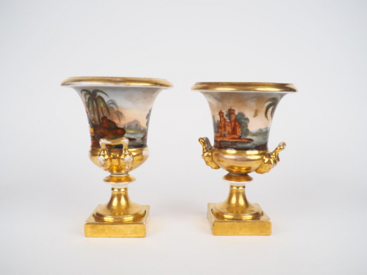 	Paire de vases Médicis Restauration en porcelaine de Paris, à décor d