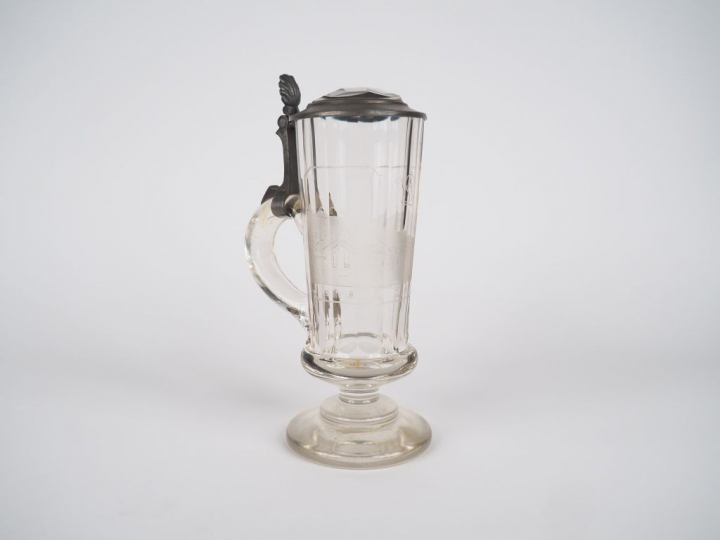 Chope couverte XIXème en cristal de Bohème à décor gravé de château et