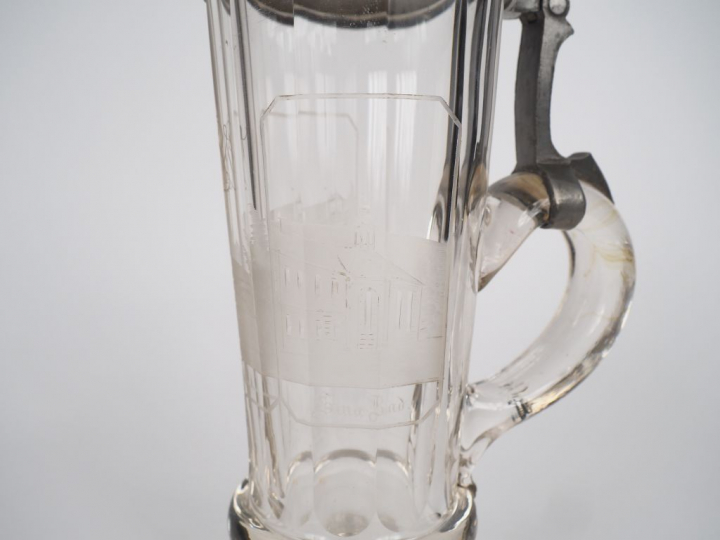 Chope couverte XIXème en cristal de Bohème à décor gravé de château et