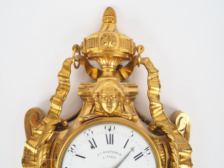 Cartel d’applique Louis XVI en bronze doré, à décor de mascaron, de va