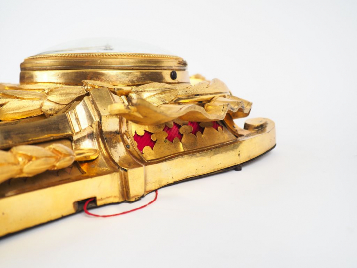 Cartel d’applique Louis XVI en bronze doré, à décor de mascaron, de va