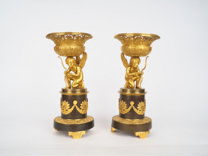 Paire de cassolettes XIXème en bronze à double patine, à décor d’amour