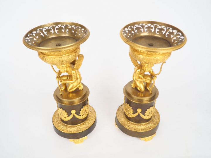 Paire de cassolettes XIXème en bronze à double patine, à décor d’amour