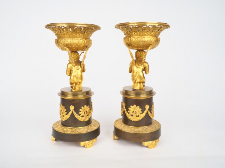 Paire de cassolettes XIXème en bronze à double patine, à décor d’amour