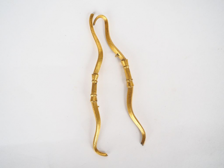 Paire de cassolettes XIXème en bronze à double patine, à décor d’amour