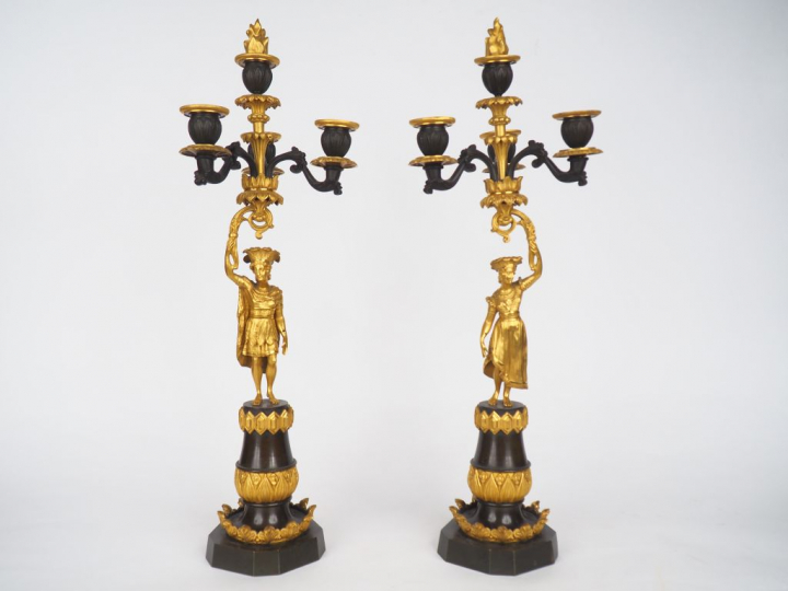 Paire de candélabres Restauration en bronze patiné vert et doré, à déc