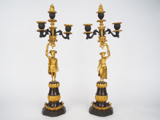 Vente aux enchères Paire de candélabres Restauration en bronze patiné vert et doré, à déc