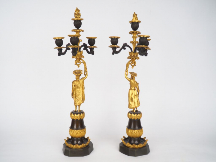 Paire de candélabres Restauration en bronze patiné vert et doré, à déc
