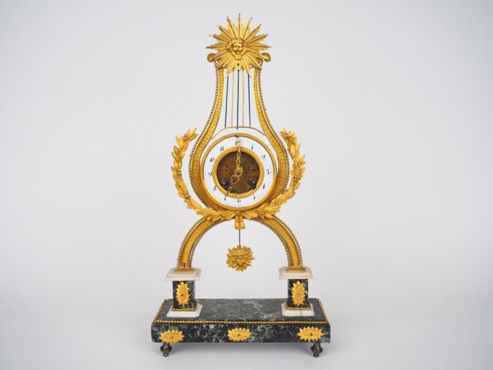 Pendule lyre squelette Louis XVI en bronze doré et marbre bicolore bla