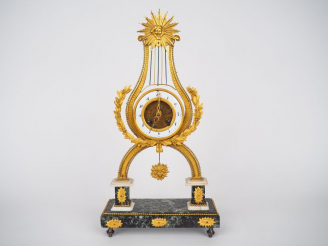 Vente aux enchères Pendule lyre squelette Louis XVI en bronze doré et marbre bicolore bla