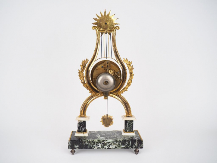 Pendule lyre squelette Louis XVI en bronze doré et marbre bicolore bla