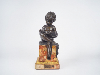 Vente aux enchères CANOVA.  « Enfant Lisant » Sculpture en bronze à patine brune. Socle m