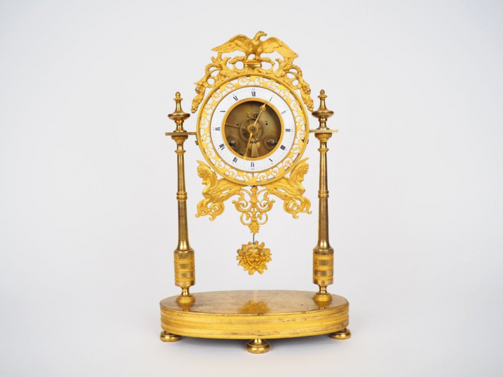 Pendule portique, première moitié du XIXème en bronze doré, à décor d’