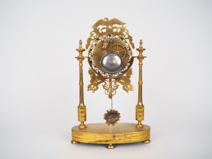 Pendule portique, première moitié du XIXème en bronze doré, à décor d’