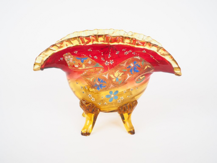 Vase Napoléon III en cristal bicolore rouge et ambré, à décor émaillé 