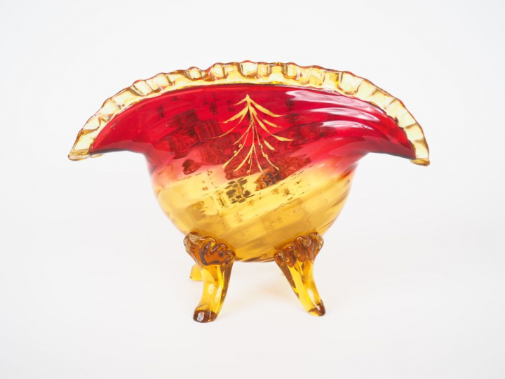 Vase Napoléon III en cristal bicolore rouge et ambré, à décor émaillé 