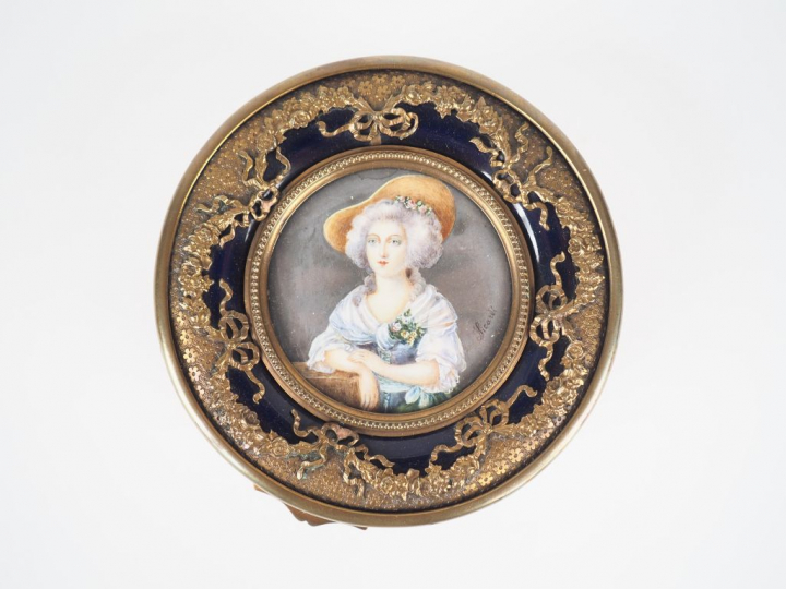 Boite à bijoux de style Louis XVI en porcelaine bleu de four, monture 