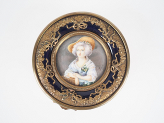 Vente aux enchères Boite à bijoux de style Louis XVI en porcelaine bleu de four, monture 