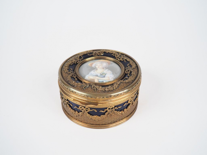 Boite à bijoux de style Louis XVI en porcelaine bleu de four, monture 