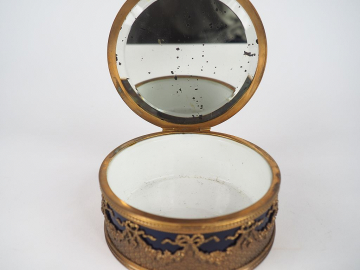 Boite à bijoux de style Louis XVI en porcelaine bleu de four, monture 