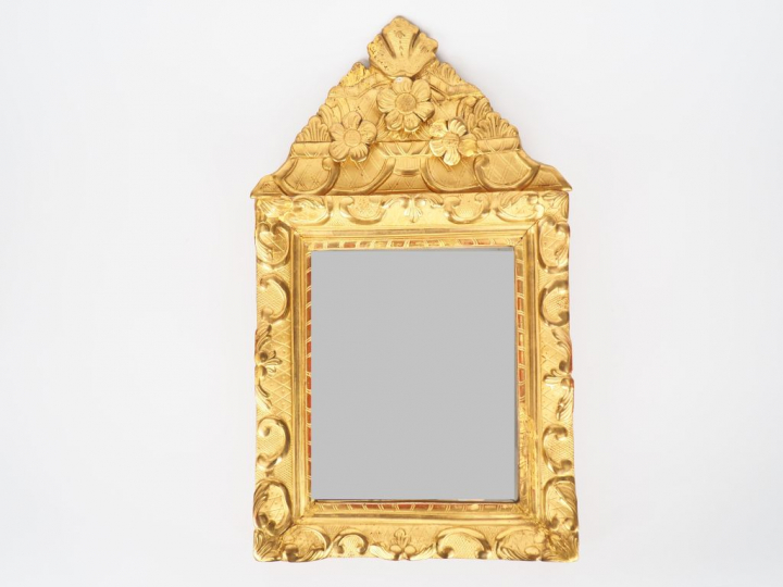 Miroir de style Louis XVI en bois sculpté et doré, à décor de rinceaux