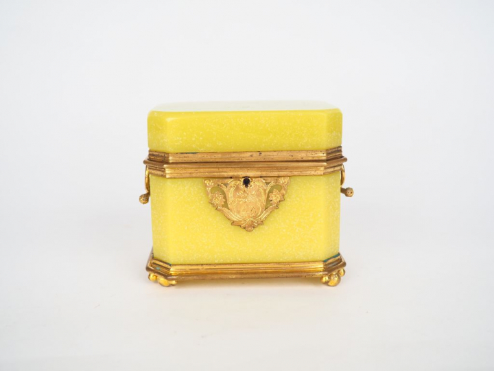 Cave à odeurs Charles X en opaline jaune jonquille, monture en laiton 