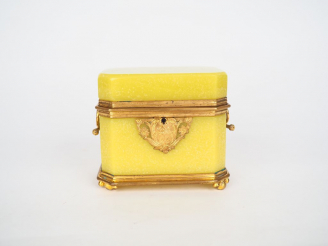 Vente aux enchères Cave à odeurs Charles X en opaline jaune jonquille, monture en laiton 