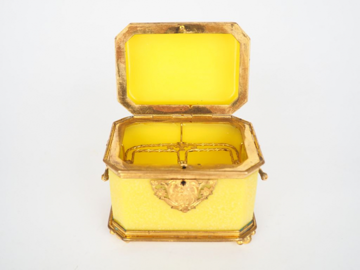 Cave à odeurs Charles X en opaline jaune jonquille, monture en laiton 