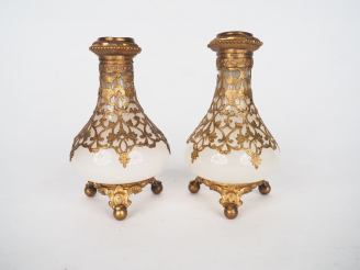 Vente aux enchères Paire de flacons Charles X en opaline blanche, monture en laiton doré,