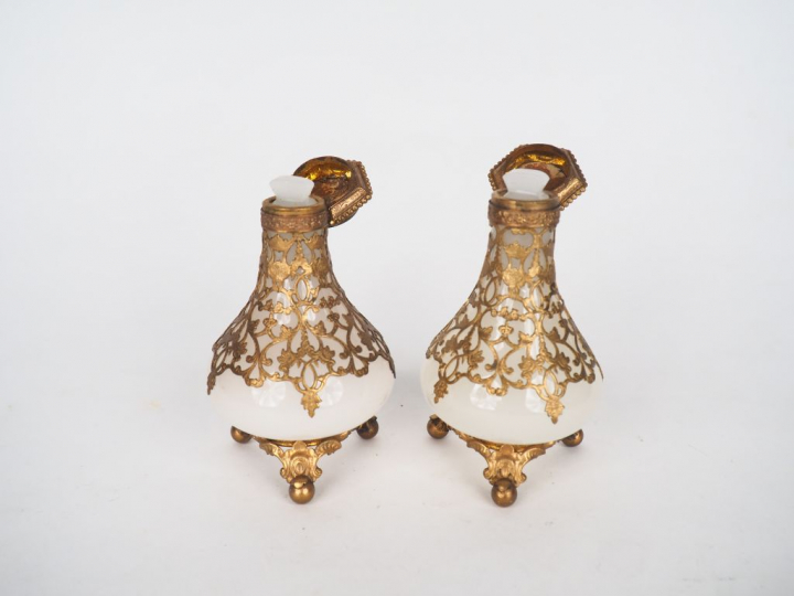 Paire de flacons Charles X en opaline blanche, monture en laiton doré,
