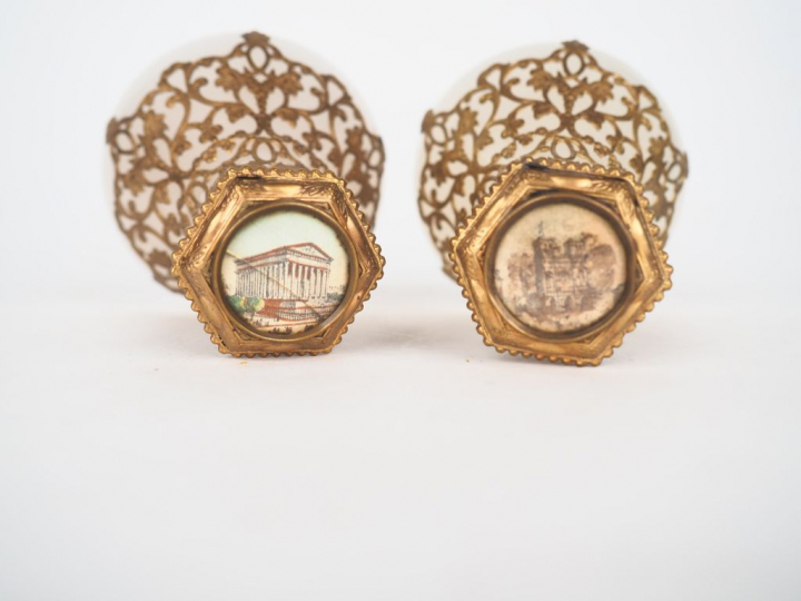 Paire de flacons Charles X en opaline blanche, monture en laiton doré,