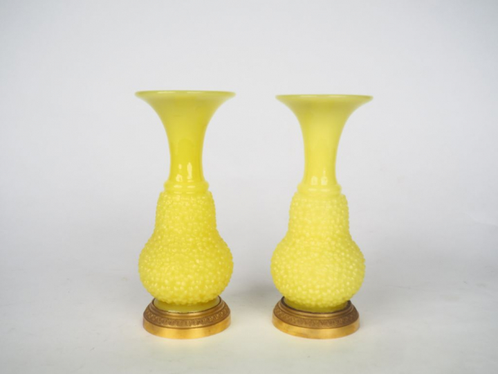 Paire de vases XIXème en opaline jaune jonquille, monture en métal dor