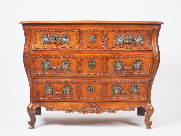 Commode tombeau Louis XV en merisier mouluré et sculpté, à décor de fl